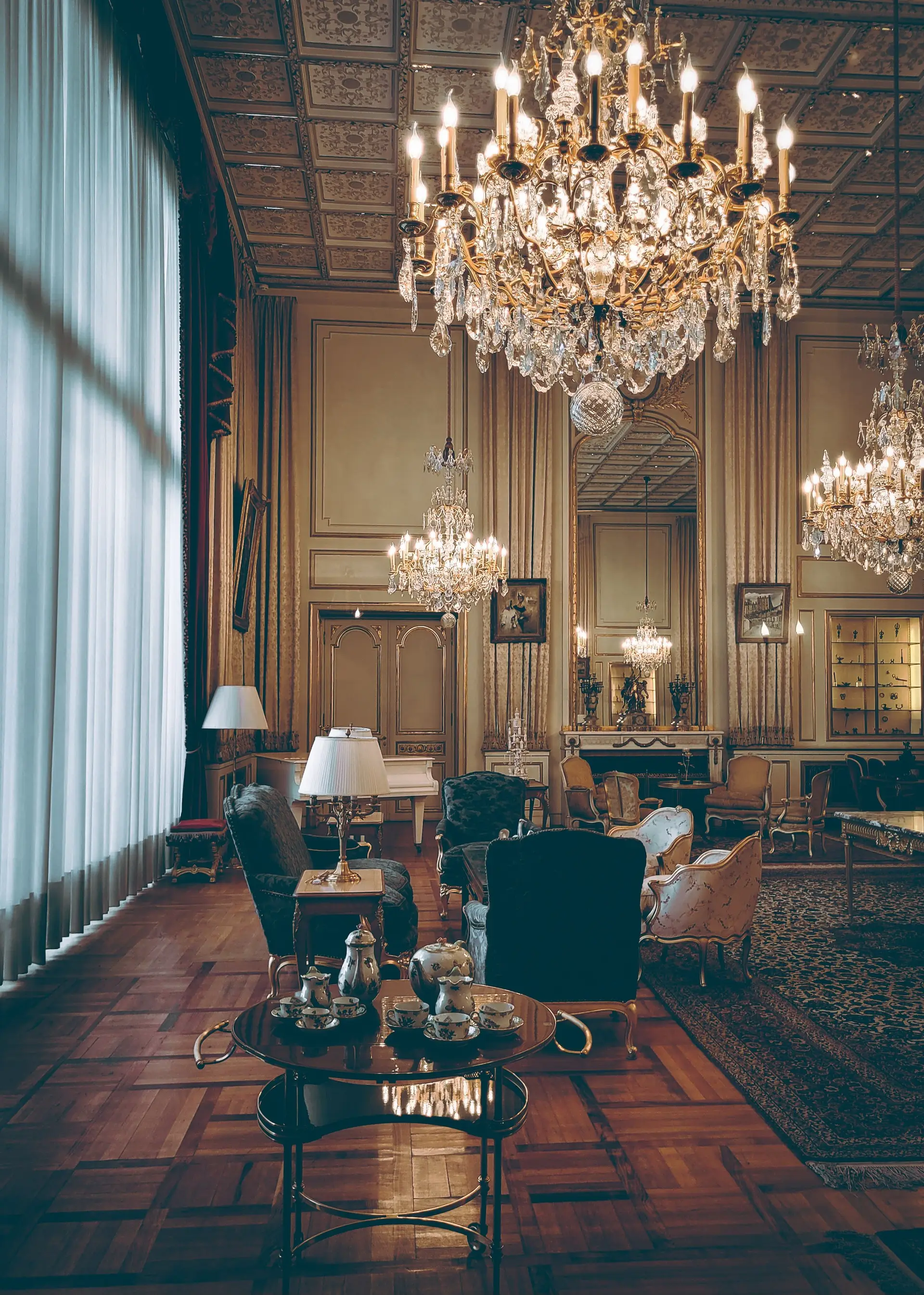 Prachtvolle Hotellobby mit Vintage-Dekor und Kronleuchtern im ZelvessianRoyalcourt