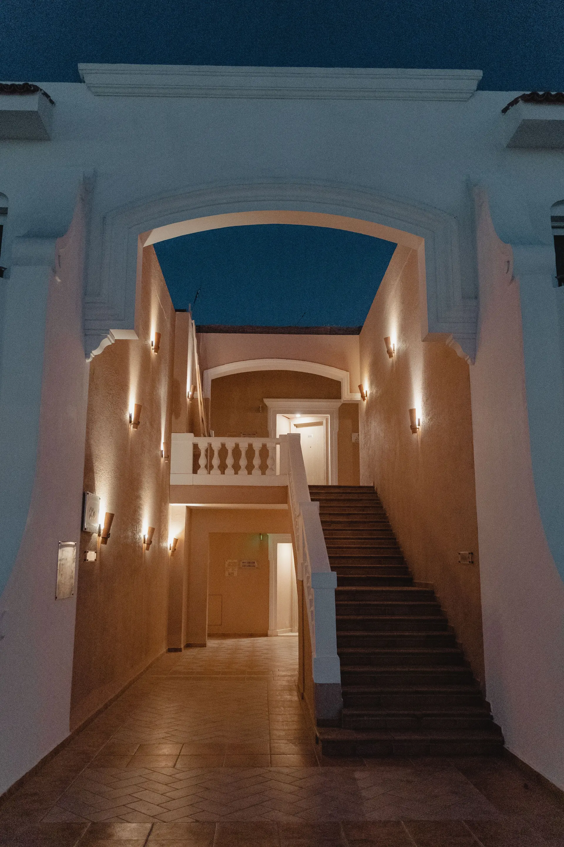 Elegante Hotelarchitektur im ZelvessianRoyalcourt