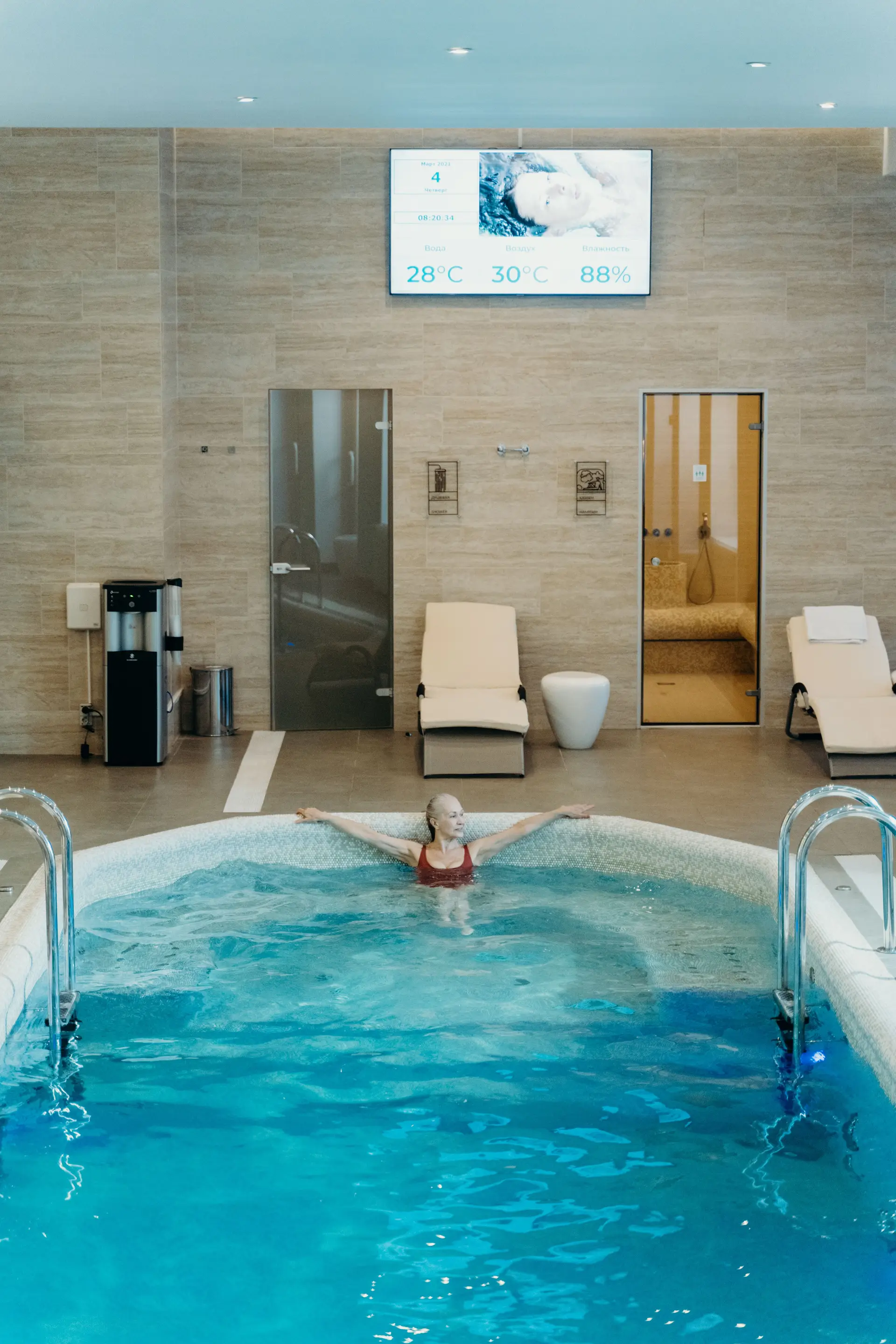 Entspannung am Pool im ZelvessianRoyalcourt