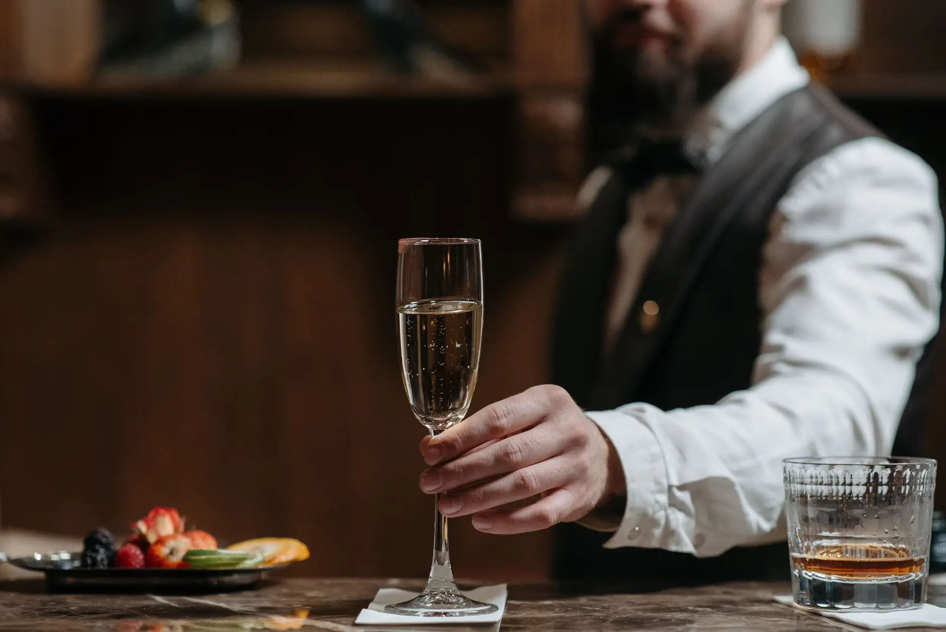 Professioneller Service an der Hotelbar des ZelvessianRoyalcourt