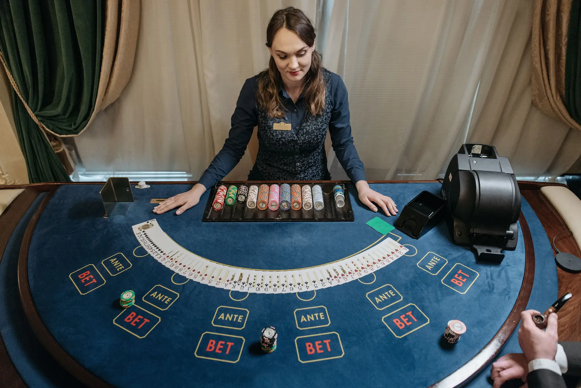 Professionelle Croupier im ZelvessianRoyalcourt