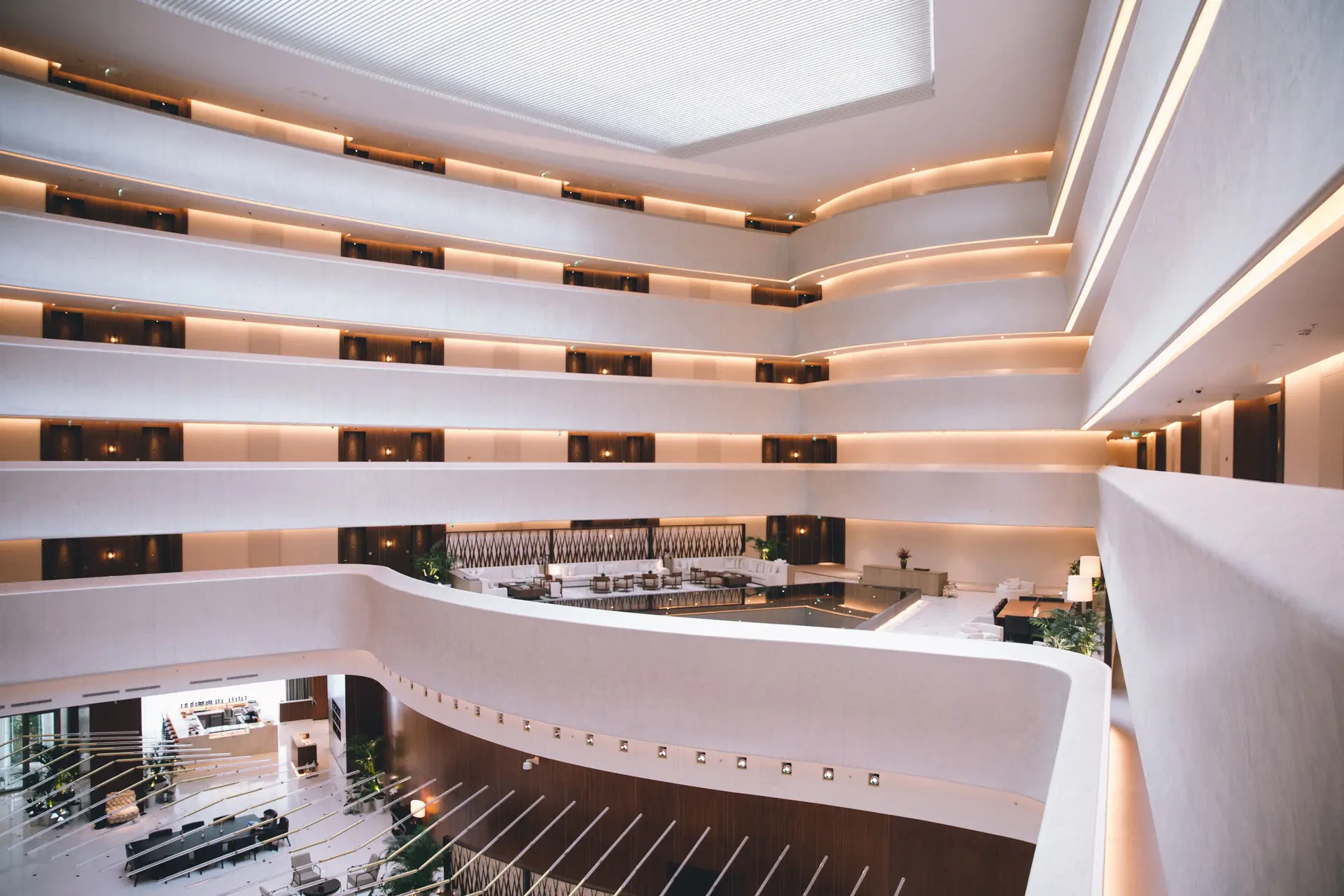 Elegante Hotellobby des ZelvessianRoyalcourt mit moderner Architektur